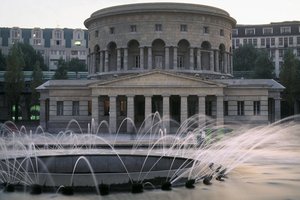 تم بناء La Villette rotunda في عام 1789 على يد كلود نيكولاس ليدو.