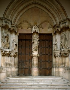 View of the portal of the Chartreuse of Champmol. It is decorated with five sculptures made by Sluter Claus (circa 1350 around 1405): the Virgin, the Duke and Duchess of Burgundy, Saint John the Baptist and Saint Margaret. 1386-1401 Dijon (Gold Cote) بواسطة كلاوس سلوتر