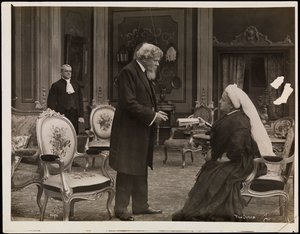 صورة ثابتة من فيلم Sixty Years a Queen ، حوالي عام 1914 (صورة بالأبيض والأسود) بواسطة شركة بايرون