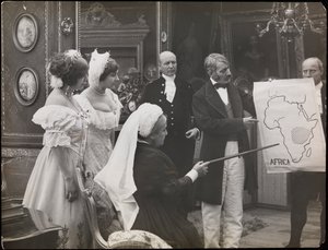 صورة ثابتة من فيلم Sixty Years a Queen ، حوالي عام 1914 (صورة بالأبيض والأسود) بواسطة شركة بايرون