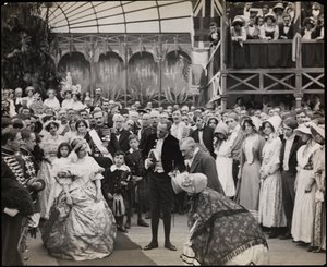 صورة ثابتة من فيلم Sixty Years a Queen ، حوالي عام 1914 (صورة بالأبيض والأسود) بواسطة شركة بايرون