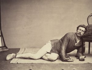 رجل يرتدي سترة Chainmail متظاهرًا كجندي يحتضر ، كاليفورنيا. 1863. بواسطة ديليسيرت ثابت
