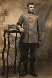 ألبوم "The GM R. Army (World War I)": جندي من فوج المشاة 34 بالزي الرسمي حسب البلد (صورة بالأبيض والأسود) بواسطة كونتيرنو كونتيرنو