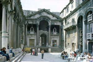 The Peristyle في قصر دقلديانوس ، حوالي 300 م بواسطة المدرسة الكرواتية