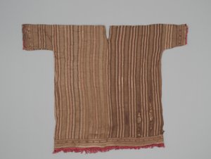 تونيك بأكمام ، حوالي 1300-1470 (قطن وألياف الجمل) بواسطة ثقافة شيمو