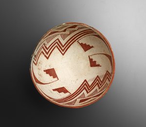 سلطانية بتصميمات هندسية ، 900-1100 (خزف مع طلاء منزلق) بواسطة ثقافة ميمبريس