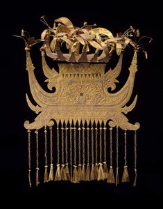 غطاء الرأس ، أواخر القرن التاسع عشر وأوائل القرن العشرين (رقائق ذهبية وذهبية) بواسطة ثقافة مينانجكاباو