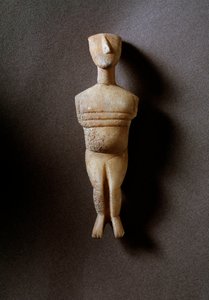تمثال نسائي ، تمثال تخطيطي ، رخام أبيض مع ترصيع باللون الأصفر ، 3200-2000 قبل الميلاد