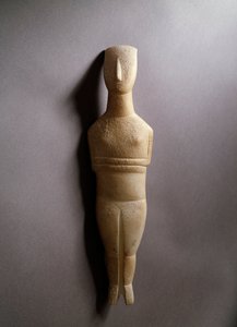 تمثال نسائي تخطيطي ، من الرخام الأبيض مع قشور مغرة ، 3200-2000 قبل الميلاد