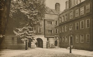 'Cobbles of the Quiet Other Court in Staple Inn at Holborn' ، c1935. بواسطة سيريل إليس