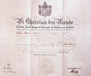براءات الاختراع التي وقعها كريستيان التاسع من الدنمارك بتعيين ويليام كيسويك قنصلًا دنمركيًا في هونغ كونغ ، الصين ، 1880 بواسطة المدرسة الدنماركية