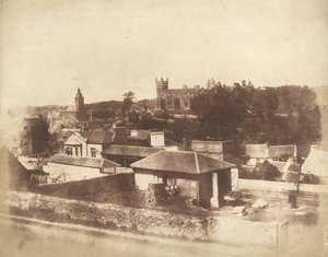 Linlithgow ، من محطة السكك الحديدية ، مع مجلس المدينة ، وكنيسة القديس ميخائيل ، والقصر ، 1843-184 المؤلفون: ديفيد أوكتافيوس هيل ، روبرت أدامسون.