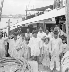 القبطان والطاقم على متن مركب شراعي هندي من نوع كوتيا كريمي (1938) راسية في كولومبو، سيلان