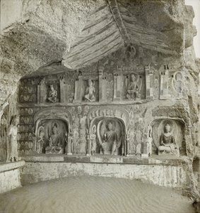 تماثيل بوذا وبوديساتفاس ، الكهف 259 ، الجدار الشمالي ، كهوف دونهوانغ ، الصين ، الصورة 1275/1 (114) بواسطة ديزموند بارسونز