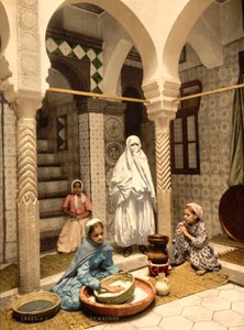 نساء من المور يحضرن الكسكس في فناء ، الجزائر العاصمة ، الجزائر ، حوالي 1899 (طباعة ضوئية ميكانيكية)