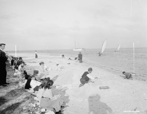 على شاطئ خليج بيسكين ، ميامي ، فلوريدا ، حوالي 1905 (صورة بالأبيض والأسود) بواسطة شركة ديترويت للنشر