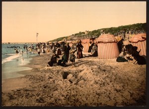 الشاطئ في وقت الاستحمام ، تروفيل سور مير ، فرنسا ، حوالي 1905 (صورة ملونة) بواسطة شركة ديترويت للنشر