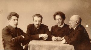 صورة جماعية للشعراء ألكسندر (ألكساندر) ألكساندروفيتش بلوك (1880-1921) ، جورجي (جورج) شولكوف (1879-1939) ، كونستانتين ألكساندروفيتش إيربيرج (سيونيربيرج ، سينيربيرج ، سونينبيرج) (1871-1942) وفيودور سولوغوب (فيودور سولوغوب ، فيودور كوزم)