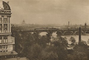 يطل Adelphi Terrace على النهر باتجاه الشرق من فندق Cecil إلى جسر البرج ، c1935. بواسطة دونالد ماكليش