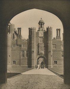محكمة القاعدة ، الربع الأول من Wolseys Palace ، c1935. بواسطة دونالد ماكليش