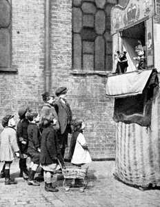 أطفال يشاهدون عرض لكمة وجودي في شارع لندن ، 1936 بواسطة دونالد ماكليش