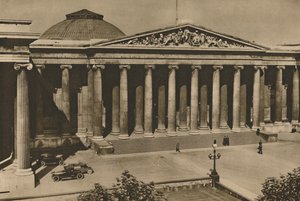 أمام أعمدة المتحف البريطاني في موقع بيت مونتاج القديم ، c1935. بواسطة دونالد ماكليش