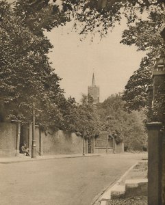 كنيسة هامستيد من بين الجدران المورقة في Frognal Lane ، c1935. بواسطة دونالد ماكليش