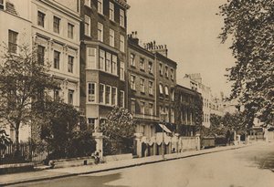 ساحة كنسينغتون التي لا تزال تحافظ على سلام قرنين ، c1935. بواسطة دونالد ماكليش