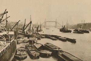 الشحن في بركة لندن: A Vista من London Bridge إلى Tower Bridge ، c1935. بواسطة دونالد ماكليش
