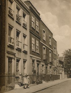 ثلاث خادمات من المدرسة على خطوات لي هانتس هاوس ، c1935. بواسطة دونالد ماكليش