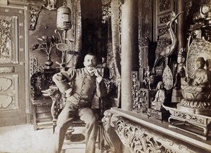 بيير لوتي (1850-1923) كاتب فرنسي ، هنا في المنزل في روشفور ، تصوير بول كاردون الملقب دورناك ، ج. 1892 بواسطة دورناك