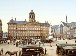 القصر الملكي في أمستردام من ساحة دام ، 1890-1900 بواسطة مصور هولندي