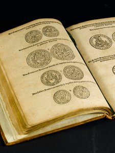 كتاب نقود به نقوش لعملات إنجليزية (كتاب) بواسطة المدرسة الهولندية
