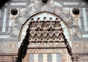 تفاصيل بوابة مدخل المدرسة الإسلامية (حوالي 1251)