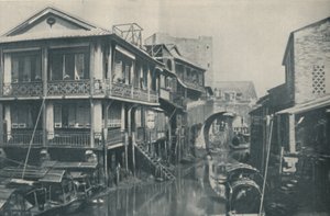 المياه الفاسدة تحت جسر يؤدي إلى منازل غير مؤلمة للفقر والألم ، c1935 بواسطة ENA