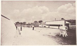الحصان في الحركة كما يظهر في التصوير الفوري. مع دراسة عن ميكانيكا الحيوان تأسست في علم التشريح وكشفات الكاميرا. تم التنفيذ والنشر تحت رعاية ليلاند ستانفورد بواسطة ايدويرد مويبريدج