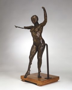 تتحرك الراقصة للأمام ، وذراعها مرفوعة ، والساق اليمنى إلى الأمام ، ج. 1882-1895كاست 1919-1932. بواسطة إدغار ديغا