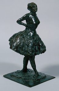 راقصة في فستان غير رسمي ، يديها على وركها ، ساقها اليمنى إلى الأمام ، يلقي c1919-21 بواسطة إدغار ديغا