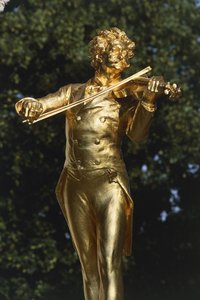 Statue of a musician, Johann Strauss Statue, Vienna, Austria بواسطة إدموند ريتر فون هيلمر