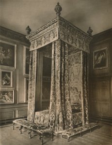 'Queen Anne's State Bedstead in Crimson and Gold Figured Velvet' ، 1927 بواسطة إدوارد إف سترينج