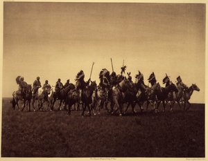 حزب حرب بريت. تقوم فرقة من Sioux Brules بإعادة غارة ضد العدو. الصورة مأخوذة من المجلد الثالث من موسوعة إدوارد س. كيرتس (1868-1952) عن هنود أمريكا الشمالية، مع مقدمة كتبها ثيودور روزفلت. بين عامي 1907 و1930، تم نشر 20 مجلدًا بواسطة إدوارد شريف كيرتس