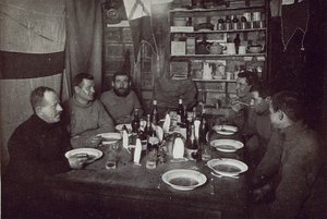 الرجال ، عشاء منتصف الشتاء ، البعثة البريطانية في القطب الجنوبي ، كيب إيفانز ، 22 يونيو 1912 (b - w photo) بواسطة إدوارد دبليو نيلسون