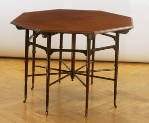 طاولة مثمنة ، مصنوعة من Collinson and Lock ، c.1875 (الماهوجني) بواسطة إدوارد ويليام جودوين
