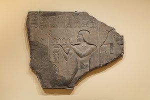 ارتياح مع بطليموس الثاني يقدم قربانًا لإله ، 285-246 قبل الميلاد (جرانيت) بواسطة مصري