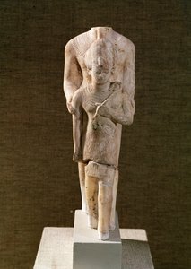 آمون يحمي أمنحتب الثالث (1382-44 قبل الميلاد) من معبد آمون ، الكرنك (الحجر الجيري)