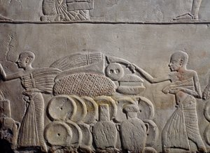 ترتيب المواد الغذائية في المستودعات، نقش بارز على الجدران من الحجر الجيري، من مقبرة حورمحب منف في سقارة، الحضارة المصرية، المملكة الحديثة، الأسرة الثامنة عشرة بواسطة الأسرة الثامنة عشر المصرية