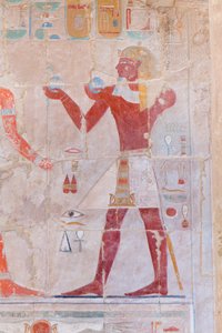 نقش بارز يصور فرعون يقدم القرابين ، معبد حتشبسوت بالدير البحري ، الأقصر ، مصر (صورة) بواسطة الأسرة الثامنة عشر المصرية