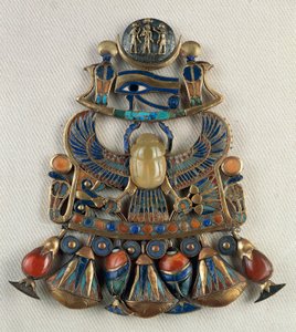  بواسطة الأسرة الثامنة عشر المصرية