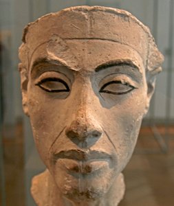 تمثال نصفي لنفرتيتي (1370 - 1330 قبل الميلاد) الزوجة الملكية العظيمة (القرين الرئيسي) للفرعون المصري إخناتون. اشتهرت نفرتيتي وزوجها بثورة دينية. بدأوا في عبادة إله واحد فقط ، آتون ، قرص الشمس. بواسطة الأسرة الثامنة عشر المصرية