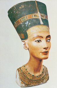 تمثال نصفي للملكة نفرتيتي ، من استوديو النحات تحتمس في تل العمارنة (الحجر الجيري المطلي) (انظر أيضًا 114018 و 114019 و 114020)